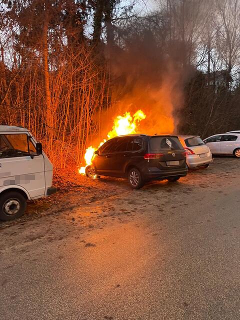 Das Auto ging aus bisher ungeklärter Ursache in Flammen auf. | Foto: ZOOM.Tirol