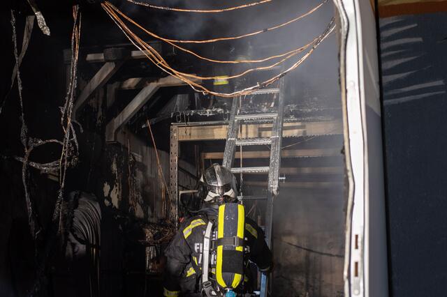 Die Berufsfeuerwehr Innsbruck und die Freiwilligen Feuerwehren Mühlau und Arzl standen im Löscheinsatz. | Foto: zeitungsfoto.at