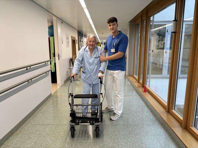 Physiotherapeut Georg Thurner mit Patientin Christine Gneth. | Foto: Victoria Edlinger