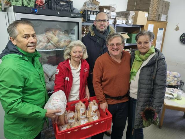 Übergabe der Hendln an Edeltraud Ranharter vom RK
StR Andy Vanek, StR Reinhard Pusch, StR Martin Sommerlechner, GRin Christine Medwed (von li) | Foto: Die Grünen
