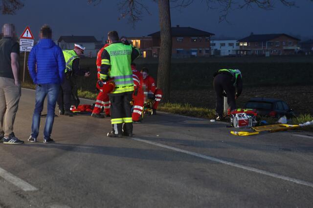 Durch seine Geistesgegenwart und sein Eingreifen nach dem schweren Verkehrsunfall in Weißkirchen konnte Manuel Humer (2.v.l.) die Rettungskette einleiten. | Foto: laumat.at