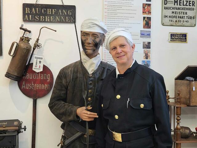 Anna-Theres Stern ist gelernte Rauchfangkehrer-Meisterin und führt in der Klagbaumgasse 4 durch die Geschichte des Handwerks.  | Foto: Salme Taha Ali Mohamed