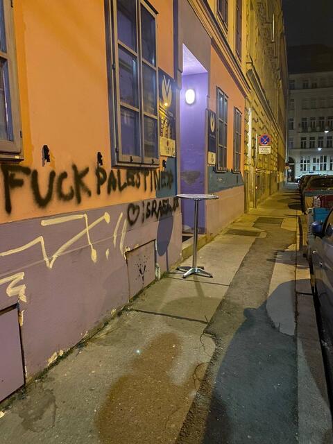 Beim jüngsten Vorfall sollen Unbekannte unter anderem "Fuck Palestine" auf die Hauswand gesprüht haben. | Foto: z.V.g.