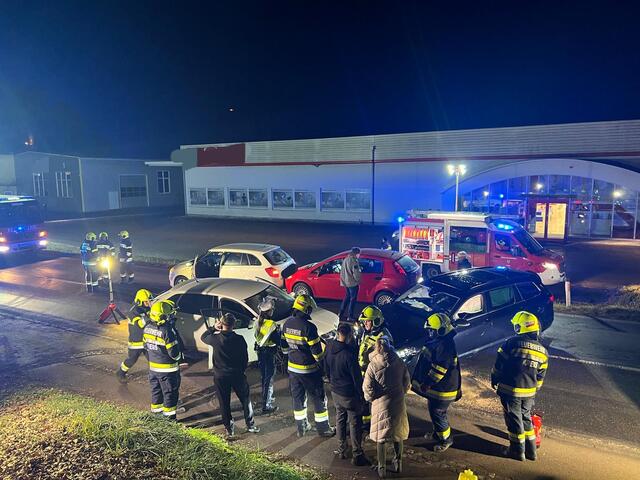 In der Grazer Vorstadt kollidierten am Mittwochabend vier Fahrzeuge. | Foto: FF Krems
