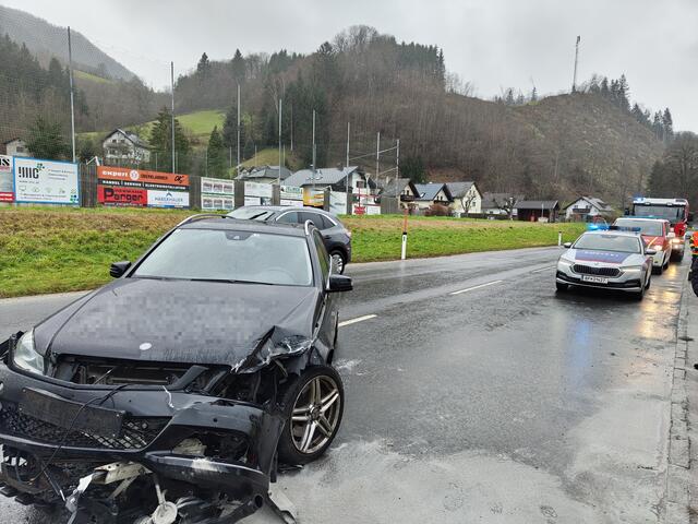 Bis zum Eintreffen des Abschleppdienstes wurden die herumliegenden Trümmerteile entfernt und auslaufende Betriebsmittel gebunden.  | Foto: FF Wirts