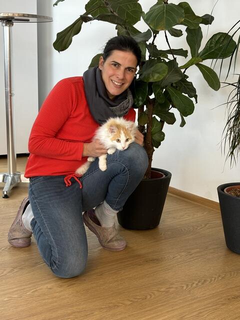 Tierheimleiterin und Tierärztin Kathrin Rasser mit Kater Max. | Foto: Sarah Braun