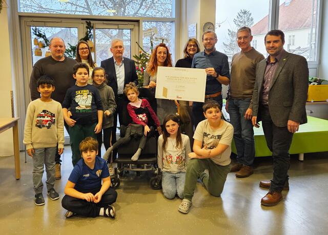 Spendenübergabe an die Allgemeine Sonderschule Zistersdorf. Im Bild (v.l.n.r.): Leo Aichinger, BR DOMOFERM, Michaela Ecker, DOMOFERM, Leopold Born und Direktorin Nicole Drabek, beide ASZ, Gertraud Scheuchel, Bernd Lindmeier, beide DOMOFERM, sowie der Zistersdorfer Vizebürgermeister Gernot Krippel und Stadtrat Martin Bauer.   | Foto: DOMOFERM GmbH &amp; Co KG