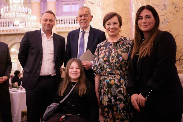 Familie Doringer mit Maya (vorne) trifft Alexander Van der Bellen und dessen Ehefrau Doris Schmidauer in der Hofburg. | Foto: Peter Lech/HBF