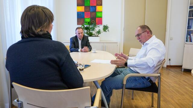 Gerald Bischof (Mitte) mit MeinBezirk-Redakteurin Lisa Kammann und Wolfgang Ermischer, Büroleiter der Bezirksvorstehung. 