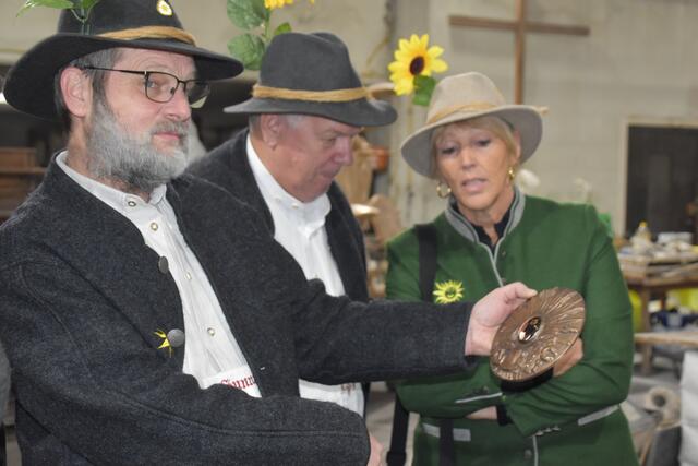 Präsentieren stolz die neue Plakette (v.l.): "Sonnenanbeter" Harald Klotz, Obmann Alois Föger und die neue Gotl Doris Thurnbichler.