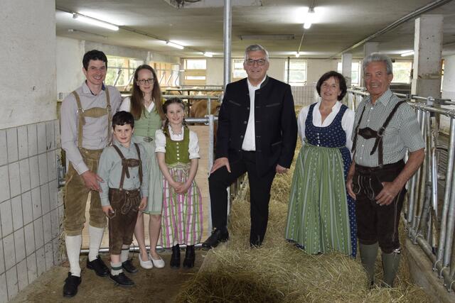 Landesrat Josef Schwaiger mit Familie Karl. Im Bild (v.l.): Günther Karl, Leonhard Karl, Ursula Karl, Magdalena Karl, Hertha Karl und Martin Karl. | Foto: Land Salzburg / Büro Schwaiger