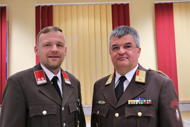 Ewald Wolf (re) tritt als Kommandant der FF Kalsdorf zurück, bis zur Neuwahl bei der Wehrversammlung übernimmt interimistisch sein Stellvertreter Gernot Lenz. | Foto: Edith Ertl