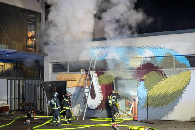 Die Berufsfeuerwehr Innsbruck und die Freiwilligen Feuerwehren Mühlau und Arzl standen im Löscheinsatz. | Foto: zeitungsfoto.at