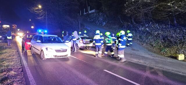 20 Einsatzkräfte der FF Krems sorgten für die Fahrzeugbergungen. | Foto: FF Krems