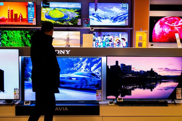 Oft landen zum Beispiel Fernseher nach Weihnachten wieder retour beim Händler. Sparfüchse können diese dann zum billigeren Preis wieder erwerben. | Foto:  Iris van den Broek / ANP / picturedesk.com