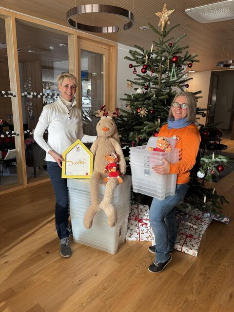 Andrea Hofer (Hausleitung des Ronald McDonald Haus Salzburg) und Katharina Reindl (Marktleiterin von OBI Hallein und Bischofshofen)  | Foto: OBI