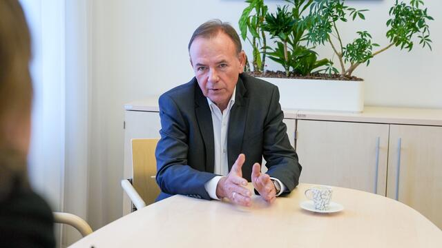 Gerald Bischof im Gespräch mit MeinBezirk. | Foto: Andreas Pölzl/MeinBezirk