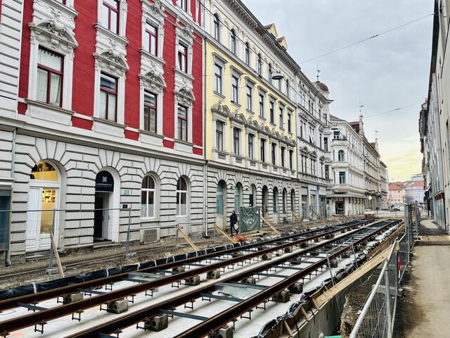 In der Belgiergasse sind die Bauarbeiten am Laufen - die Gleise liegen bereits zum großen Teil. | Foto: MeinBezirk