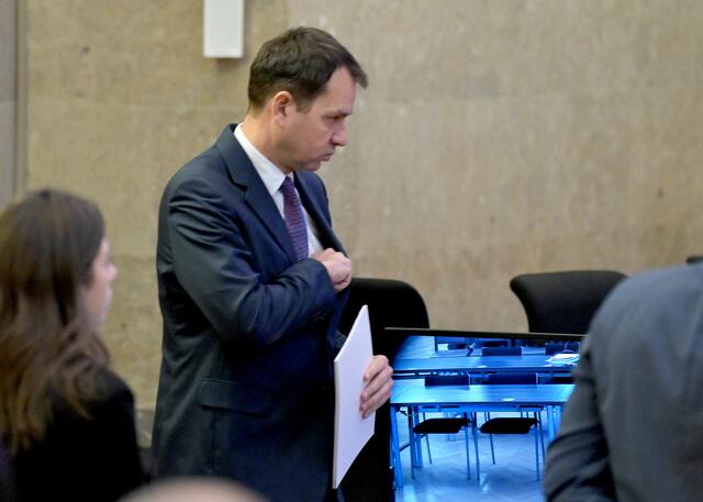 Schmid hat die ihm auferlegte Geldbuße von 60.000 Euro sowie die Teilschadensgutmachung von 200.000 Euro bezahlt. Damit kann er sich Kronzeuge nennen.
 | Foto: ROLAND SCHLAGER / APA / picturedesk.com