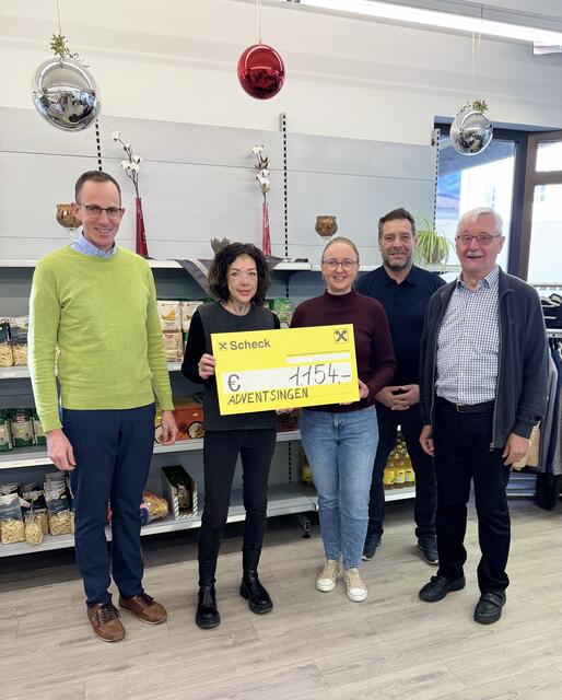 Spendenübergabe vom Adventkonzert v.l.: Pfarrer Andreas Zeisler, GF Sissi Foidl, GF Andrea Kerber, Obmann PL Ronald Häsele und Pfarrgemeinderatsobmann von Weißenbach Josef Wild. | Foto: Paulusladen Reutte