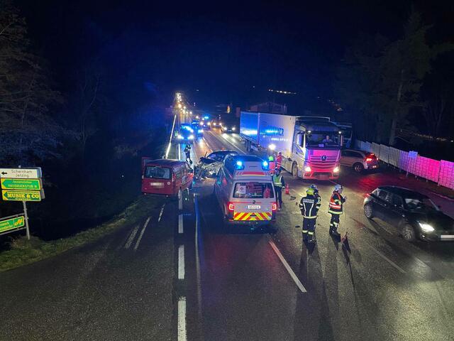 Der Unfall und die Einsatzarbeiten führten zu einem Rückstau – und zu einem weiteren Crash. | Foto: FF Geiersberg