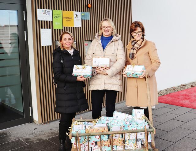 Für den Elternverein übergab Katharina Meyer (li) die Geschenke für alle Schulklassen an Andrea Wagner und Gertrud Hohenegger. | Foto: Edith Ertl
