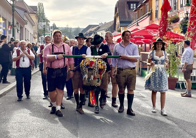 Der Einzug der Hauerkrone ist einer der Höhepunkte am Eröffnungstag des Neustifter Kirtags. | Foto: Barbara Schuster/RMW