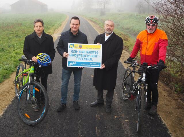 DI Dr. Michael Platzer (NÖ Straßendienst), LAbg. Andreas Bors in Vertretung von LH-Stellvertreter Udo Landbauer, Alois Zetsch (Bgm. von Großweikersdorf), Franz Otto. | Foto: Marktgemeinde Großweikersdorf