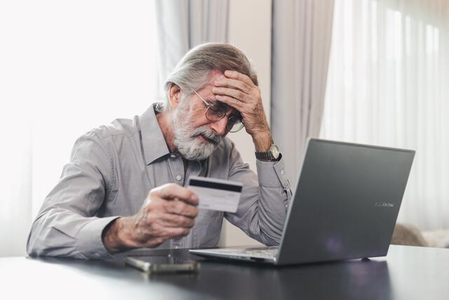 Der Mann überwies dem Täter mehrere zehntausende Euro. (Symbolfoto) | Foto: stock.adobe.com/at/ butsaya33