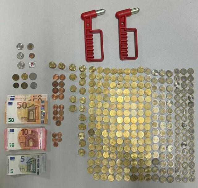 Bei der Durchsicht der Kleidung konnten insgesamt 1.000 Euro sichergestellt werden. | Foto: LPD Wien