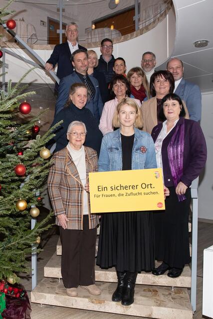 Bei der Eröffnung der Frauenübergangswohnung Wels-Land, vordere Reihe: Anna Eisenrauch, Obfrau Frauenberatungsstelle Wels, Christine Haberlander, Landeshauptmann-Stellvertreterin und Frauenreferentin mit Gabriele Oberlinninger, Geschäftsführerin Frauenberatungsstelle Wels. | Foto: Land OÖ/Daniela Sternberger