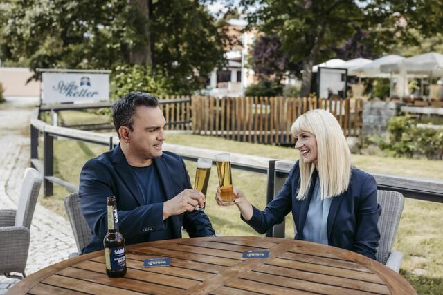 LT1 Geschäftsführer Dietmar Maier prostet mit Elisabeth Keplinger-Radler auf eine gemeinsame Zukunft. | Foto: Mühlviertel.TV