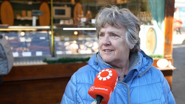 Gertrude findet, dass der Platz für ältere Leute unsicher ist. | Foto: Max Spitzauer/MeinBezirk