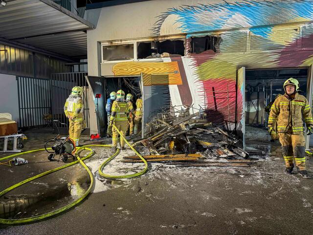 Die Berufsfeuerwehr Innsbruck und die Freiwilligen Feuerwehren Mühlau und Arzl standen im Löscheinsatz. | Foto: zeitungsfoto.at