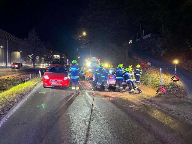 Bei diesem Unfall wurden drei Personen unbestimmten Grades verletzt, zwei wurden ins UKH Graz gebracht. | Foto: FF Krems