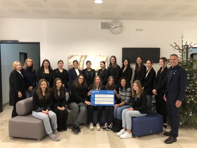 Die HLW Kufstein spendete für krebskranke Kinder (v.l.n.r.): Mag. Georgia Steinbrugger, Mag. Irene Innerbichler, die Schülerinnen der Klasse 4D, Karin Wegscheider und Gusel Taganova („Kinder-Krebs &amp; Leben helfen Kufstein“), Direktor Mag. Markus Höfle. | Foto: HLW FW Kufstein