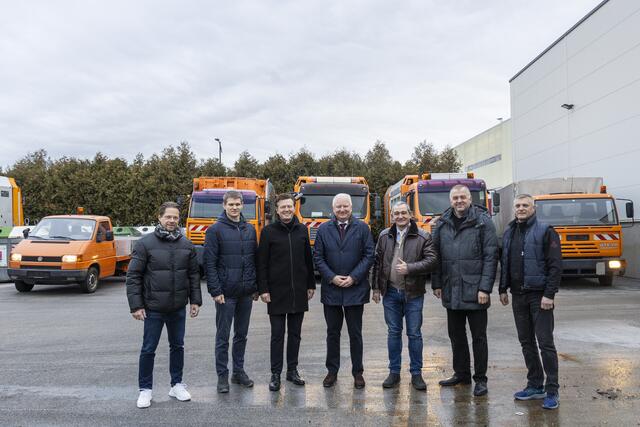 Übergabe der ausgemusterten Fahrzeuge an die Ukraine (v.l.n.r.): Jürgen Wulff-Gegenbaur (Leiter Abfallservice), Ivan Machynskyi (Ukrainisches Zentrum Salzburg), Honorarkonsul Martin Panosch, Bgm.-Stv. Florian Kreibich, Roman Konizhai („Mit der Ukraine“), Vitaliy Mykytyn (St. Markus Kirche) und Dmytro Makukh (Ukrainische Gemeinde). | Foto: Stadt Salzburg / Wildbild