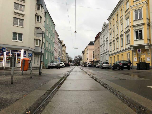 Durch die Eröffnung der Donautalbrücke ergeben sich Chancen zur Verkehrsberuhigung in Urfahr – etwa in der Reindlstraße. | Foto: MeinBezirk