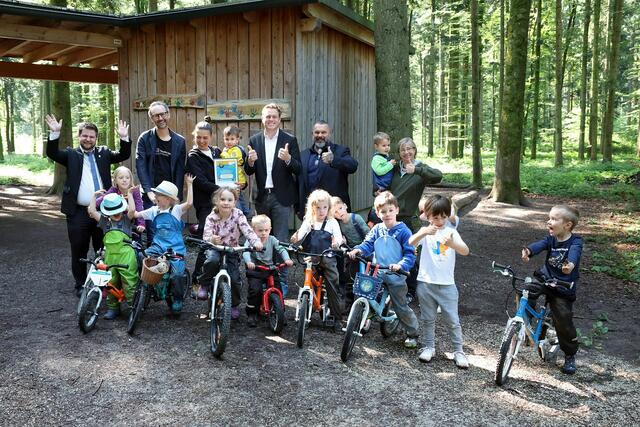 Landesrat Stefan Kaineder besuchte den Waldkindergarten Mattighofen, der auch Teil des Klimabündnis-Netzwerkes ist. | Foto: Land OÖ