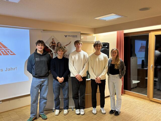 Die Sportlerinnen und Sportler blickten auf ein erfolgreiches Jahr zurück. Mit dabei auch Enzo Diessl (l.) | Foto: Neumayer