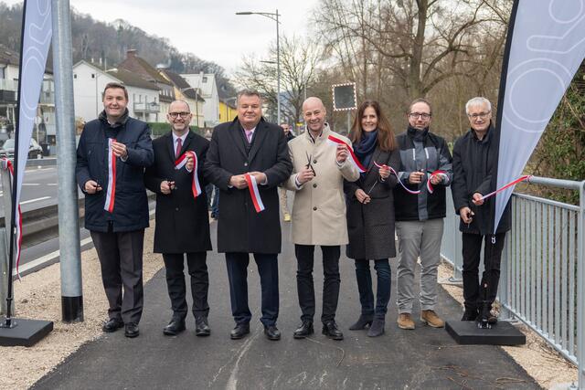 Die Freigabe des neuen Geh- und Radwegs St. Margarethen ist erfolgt. vlnr.: Sicherheitsstadtrat Michael Raml (FPÖ), geschäftsführender Vizebürgermeister Dietmar Prammer (SPÖ), Landesrat für Infrastruktur und Mobilität Günther Steinkellner (FPÖ), Vizebürgermeister Martin Hajart (ÖVP), Geschäftsführerin WGD Donau Oberösterreich Tourismus GmbH Petra Riffert, Christoph Konzel via donau - Österreichische Wasserstraßen-Gesellschaft mbH, Leiter der Abteilung Straßenneubau und -erhaltung Christian Dick. | Foto: Land OÖ/Daniel Kauder