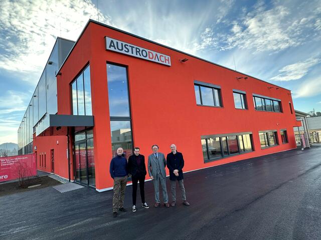 Geschäftsführer Jürgen Kloibhofer, Standortleiter Markus Pogatschnig, Leonhard Helbich-Poschacher (Geschäftsführender Gesellschafter der PBH Holding GmbH) und Geschäftsführer Alexander Wiener-Fererhofer. | Foto: AustroDach