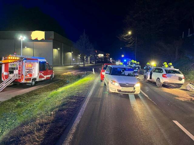 Feuerwehr und Polizei richteten 30 Minuten lang eine örtliche Umleitung ein. | Foto: FF Krems