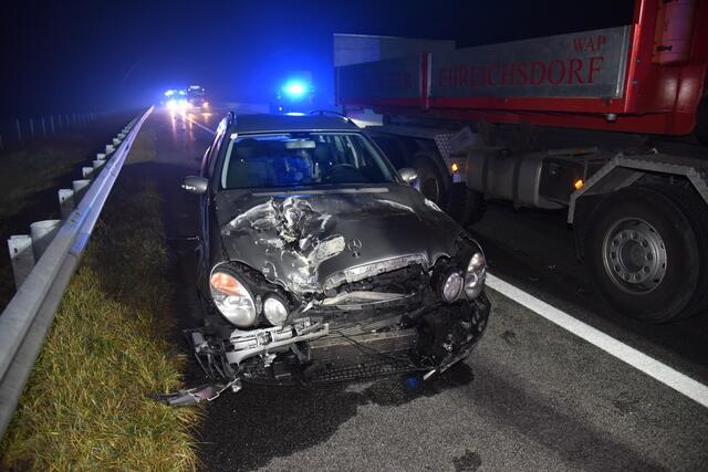 Der schwer beschädigte Pkw steht nach dem Auffahrunfall auf dem Pannenstreifen der A3. | Foto: Monatsrevue