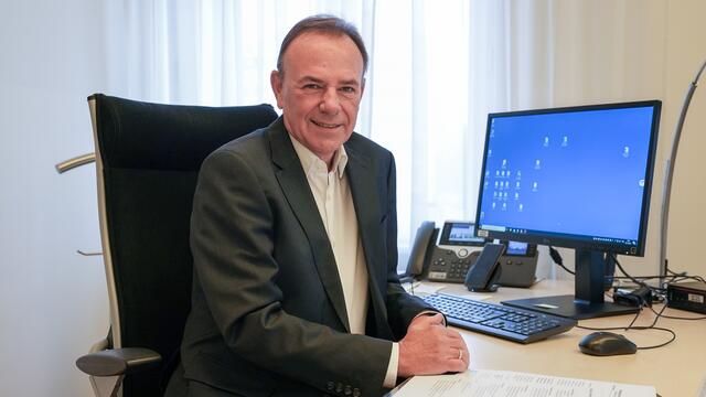 Bezirksvorsteher Bischof (SPÖ) gab im Gespräch einen Ausblick auf 2025.  | Foto: Andreas Pölzl/MeinBezirk