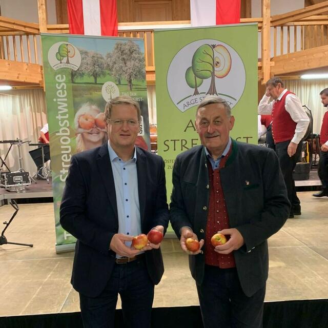 Manfred Hofinger und Hans Hartl begrüßen den Eintrag des Streuobstbaus in das Verzeichnis des Immateriellen Unesco-Kulturerbes. | Foto: Hofinger