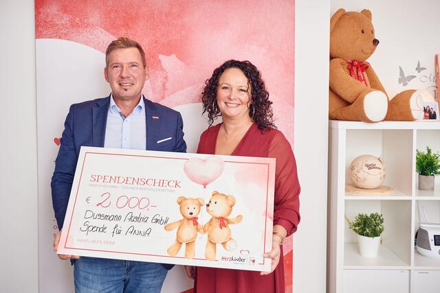 Manfred Dametz, Dussmann Niederlassungsleiter Oberosterreich, übergibt die Spende an Michaela Altendorfer von Herzkinder.
 | Foto: Angelina Widmann | soulspacestudios.at