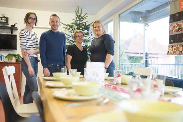 V.r.: Simone Keclik, Sieglinde Hagn (dm Verteilzentrum Enns) und Bernhard Moser (Mitglied der dm Geschäftsleitung) kochten gemeinsam mit dem Team von Wohnhausbetreuerin Alexandra Parzer (l.) ein Drei-Gänge-Menü im Sozialen Wohnservice Wels. | Foto: dm/Wolfgang Lienbacher