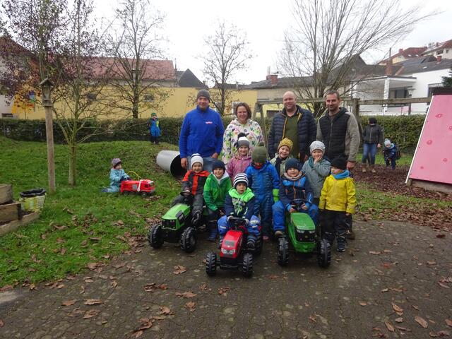 Johannes Hagendorfer, Tanja König, Johann Eder, Matthias Engleder und Kinder des Kindergarten Markt mit den neuen Traktoren. | Foto: Kindergarten Markt