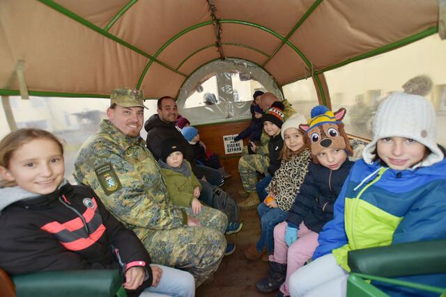 Der Brigadeclub "Der Panther" lud auch heuer wieder die Kinder der in Straß stationierten Berufssoldaten und Zivilbediensteten zur traditionellen Kinderweihnachtsfeier ein.  | Foto: Robert Gießauf